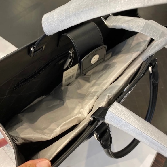 Michael Kors Everly Large Tote - Picture 5 of 7